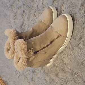 Sugar Memory Foam Wesged Boots Size 9